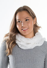 Kiana silkkihuivi tuubihuivi naisella kaulassa woman wearing lasessor kotimainen valkoinen