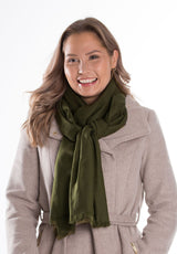varna villahuivi kaulahuivi huivi scarf lasessor kotimainen kaulassa kiedottuna oliivin vihreä