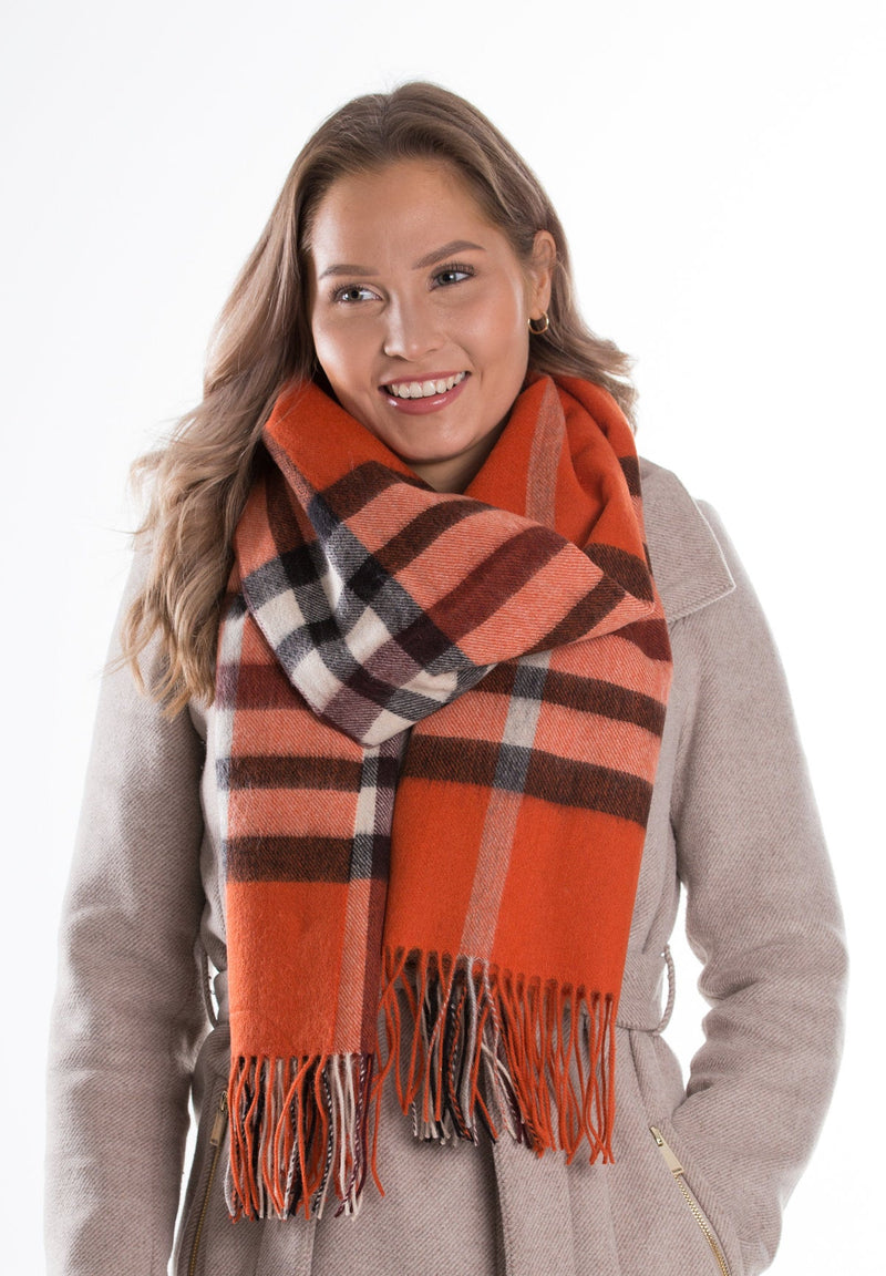 vega villakaulaliina kaulahuivi huivi asuste scarf ruutuhuivi ruutukuosi kotimainen suomalainen lasessor asusteet accessorie tuotekuva oranssi